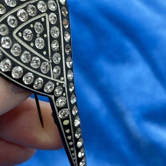 Antique brooch - diamanté set into black plastic with hand painted detail - Picture 11 of 11